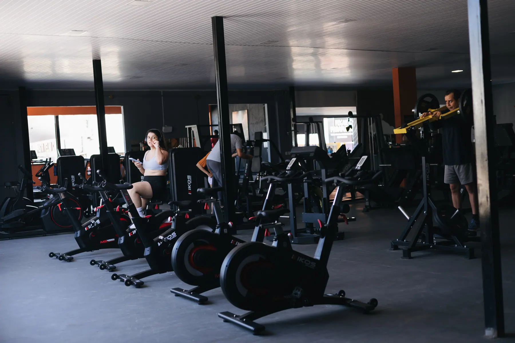 Área de bikes e equipamentos de cardio da TARG